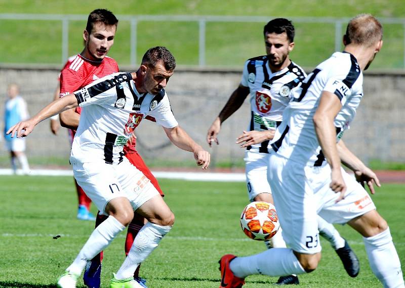 Třinečtí fotbalisté (v červeném) doma remizovali se silným Hradcem Králové 1:1.