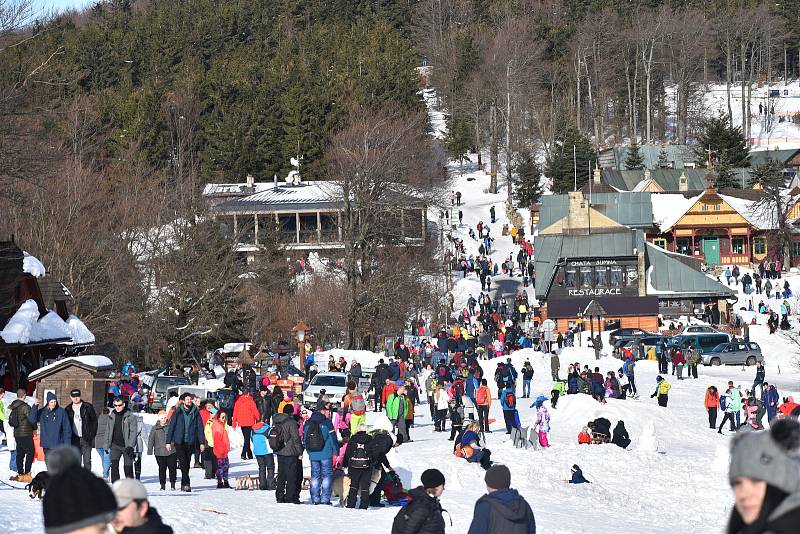 Pustevny jako obvykle ožily o víkendu návalem turistů, 20. února 2021.