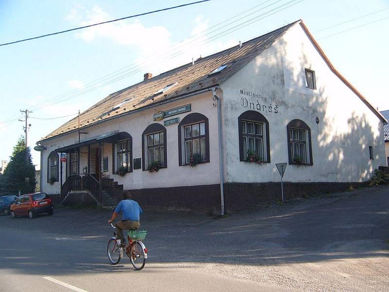 V hostinci Ondráš v Janovicích se narodil stejnojmenný legendární zbojník.