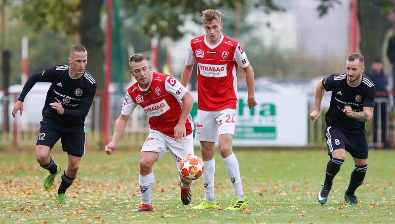 Třinečtí fotbalisté (v černém) těsně nestačili na Pardubice.