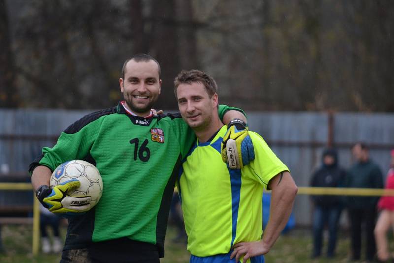 Fotbalisté Lučiny (červené dresy) v posledním podzimním zápase vyhráli na hřišti ČSAD Havířov 2:1. 