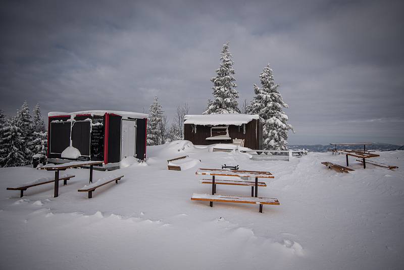 Turistická chata Severka a panorama Beskyd, 15. ledna 2021 v Dolní Lomné.