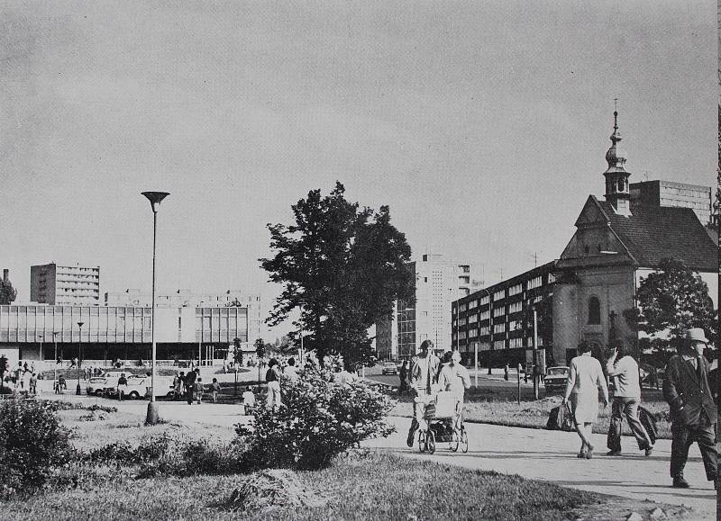 FRÝDLANTSKOU ULICI v Místku potkaly v 60. a 70. letech minulého století značné změny. Svůj nový ráz si ulice poblíž centra města zachovala dodnes.