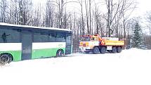 Linkový autobus, který sjel ve Skalici, místní části Frýdku-Místku, mimo komunikaci a opřel se o sloup museli v sobotu 5. ledna vyprostit hasiči. Foto: HZSMSK