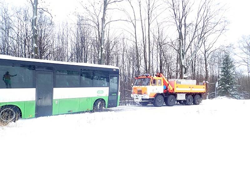 Linkový autobus, který sjel ve Skalici, místní části Frýdku-Místku, mimo komunikaci a opřel se o sloup museli v sobotu 5. ledna vyprostit hasiči. Foto: HZSMSK