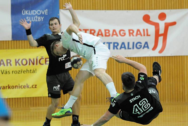 Házenkáři Frýdku-Místku (v bílém) dokázali senzačně otočit nepříznivě se vyvíjející utkání s Lovosicemi. Soupeř ještě v poločase vedl šestibrankovým rozdílem, nakonec se z výhry radovali domácí Orli.