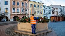 Pracovníci TS instalují vánoční osvětlení na náměstí Svobody, 22. listopadu 2022, Frýdek-Místek.