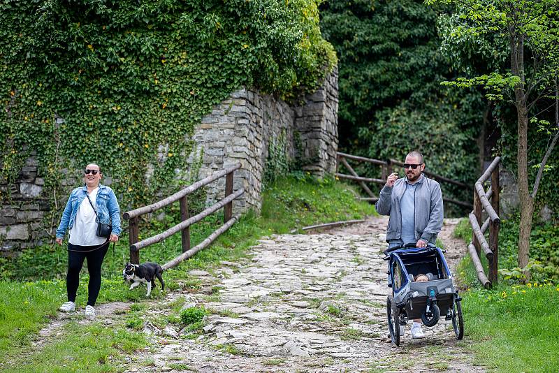 Pěkné počasí přilákalo do obory a na hrad Hukvaldy mnoho návštěvníků. Samotný hrad a jeho okolí využili i filmaři, kteří zde natáčeli historický film, 15. května 2021 Hukvaldy.