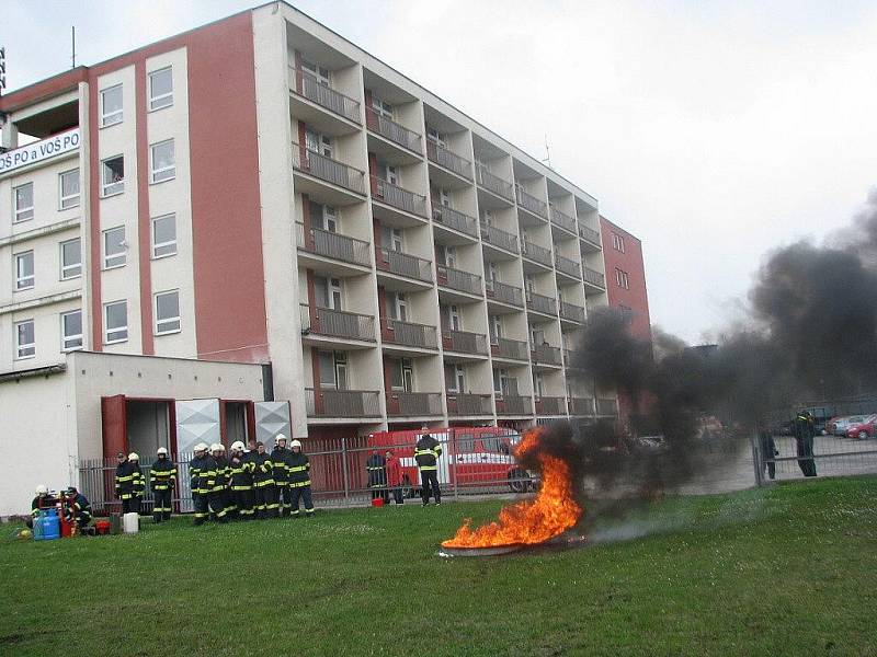 V areálu SOŠ požární ochrany a VOŠ požární ochrany ve Frýdku – Místku se ve středu 13. dubna uskutečnila akce, jejíž cílem bylo přiblížit veřejnosti prostřednictvím médií nelehkou práci hasiče z pohledu výcviku jako přípravy na zásah.