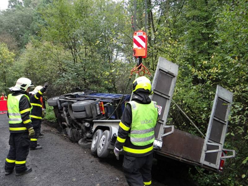 Vyprošťování převráceného nákladního automobilu. 