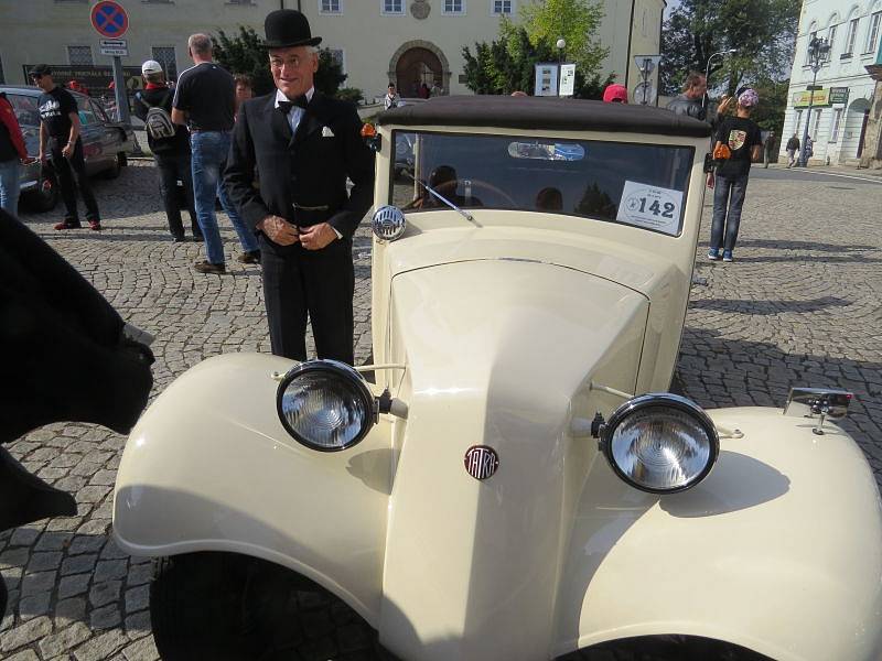 Frýdecké náměstí se ve středu ponořilo do minulosti. Stovky lidí se kolem poledne přišly podívat na přehlídku aut a motocyklů, jejichž rok výroby nebyl vyšší než 1980.