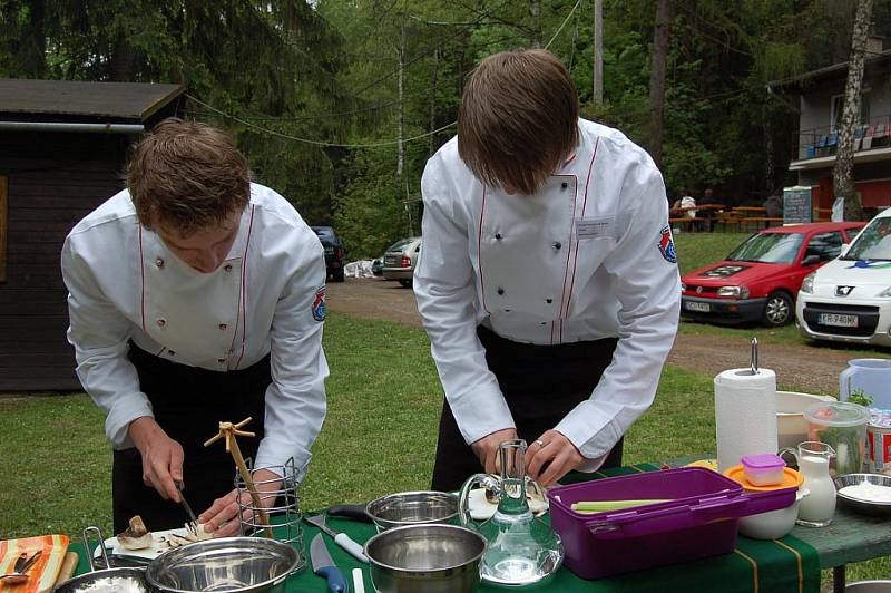 Rekreační středisko Pasieczki v Košařiskách hostilo v sobotu kulinářskou soutěž Beskydské kotlíky. Utkala se dvoučlenná družstva kuchařů gastronomických škol.