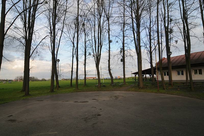 Sportovní areál s fotbalovým hřištěm v Dolních Tošanovicích.