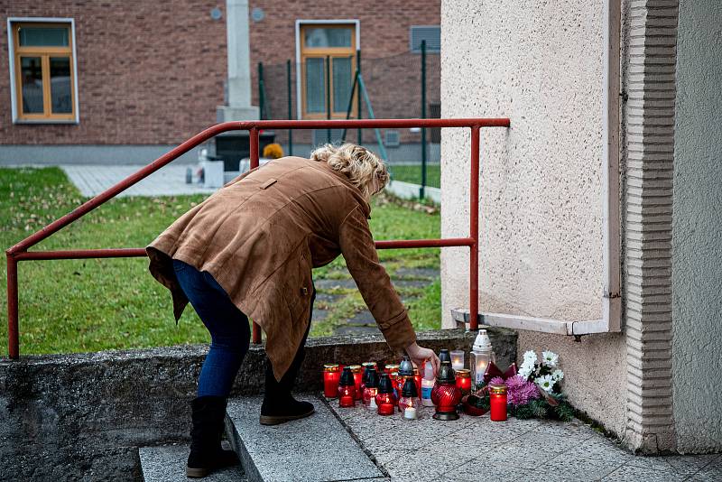 Pietní místo k uctění památky oběti násilného trestného činu v Bašce na Frýdecko-Místecku, 2. prosince 2022, Baška.