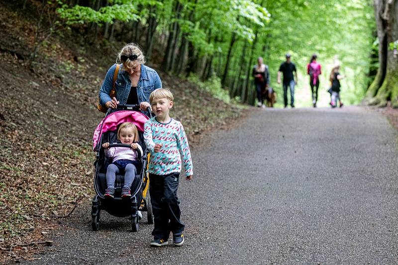 Pěkné počasí přilákalo do obory a na hrad Hukvaldy mnoho návštěvníků. Samotný hrad a jeho okolí využili i filmaři, kteří zde natáčeli historický film, 15. května 2021 Hukvaldy.