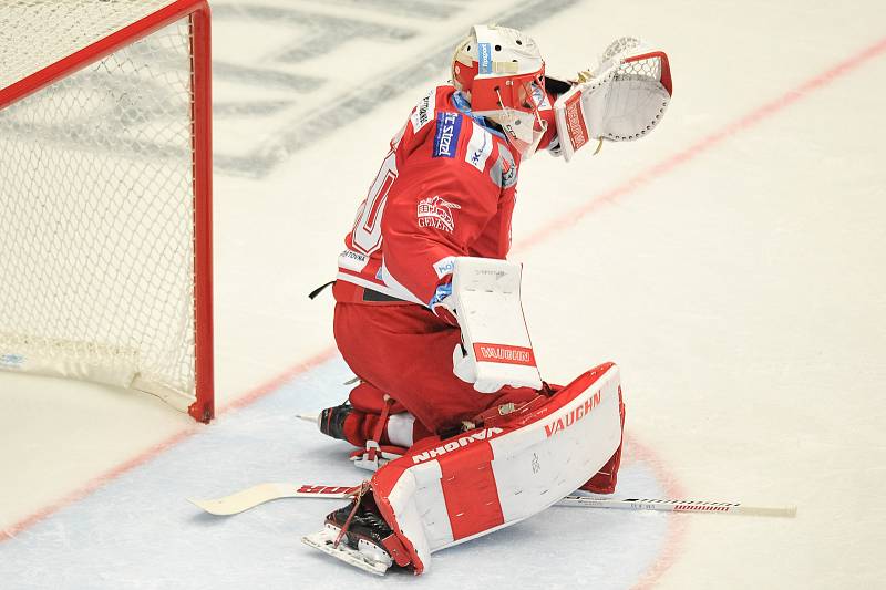 Utkání 2. kola hokejové extraligy: HC Oceláři Třinec - HC Plzeň, 10. září v Třinci. Šimon Hrubec z Třince.