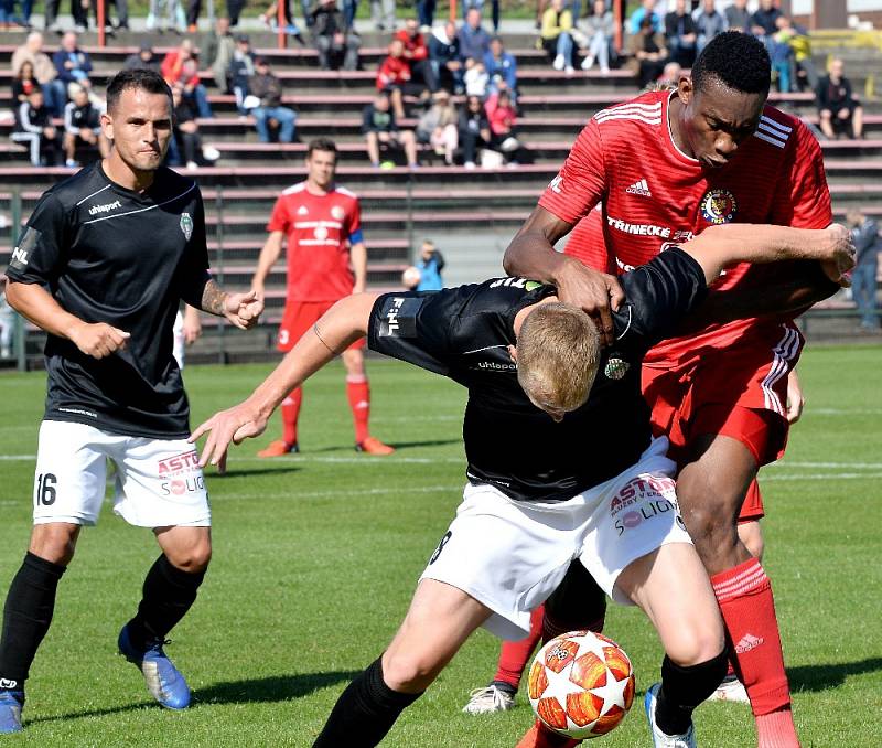 Druholigoví fotbalisté Třince (v červeném) porazili doma pražský Žižkov 4:2.