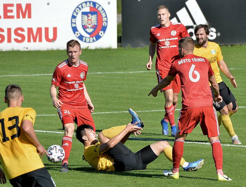 Třinečtí fotbalisté (v červeném) porazili doma Sokolov 2:1.