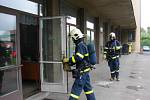 Cvičení hasičů motivované explozí kotelny v raškovické základní škole. 