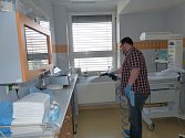 Pracovník specializované firmy provádí postřik ničící mikroorganismy v třinecké nemocnici. 