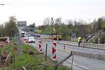 Stavbaři dokončují křižovatku na dálnici D48 v Rychalticích.