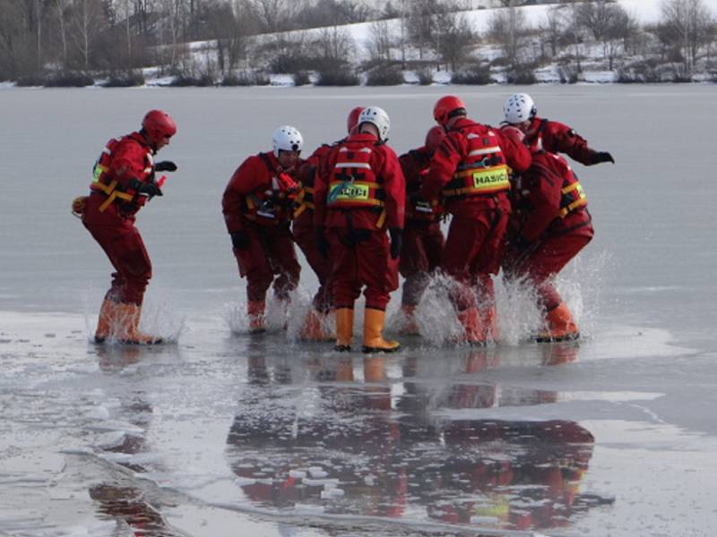 Výcvik záchranných prací na zamrzlé hladině. 