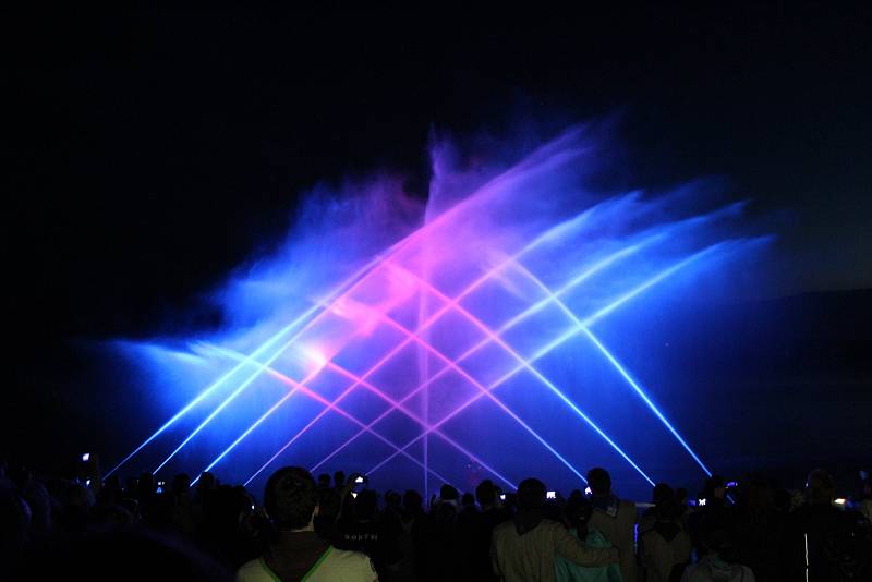 Lidé u přehrady Baška mohli večer vidět svítící vodní fontánu.