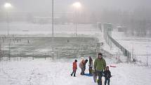 Na kopci nad fotbalovým stadionem ve Stovkách ve Frýdku proběhla v sobotu 9. ledna netradiční soutěž. Děti zde skákaly na bobech do dálky o ceny.