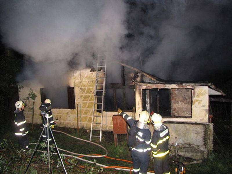 Dvě jednotky hasičů zasahovaly v noci na čtvrtek 10. září u požáru převážně dřevěné dvoupodlažní rekreační chaty na Rybářské ulici v Třinci-Lyžbicích. Vyloučen není ani žhářský útok.