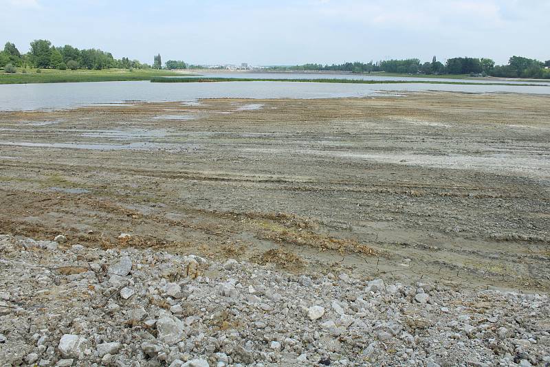 Hladina přehrady Olešná po konci těžby sedimentů pozvolna stoupá.