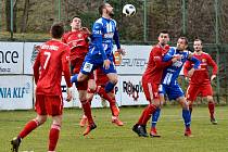 Třinečtí fotbalisté (v červeném) remizovali se Znojmem 1:1.