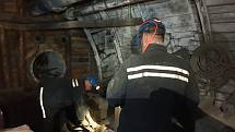 Bánští záchranáři při stavbě uzavíracích hrází na utlumeném Dole Paskov.