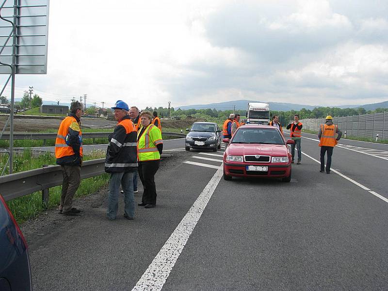 Po průtahu Hrádkem projela v pondělí 16. května první vozidla. Stalo se tak krátce po desáté hodině dopoledne. 