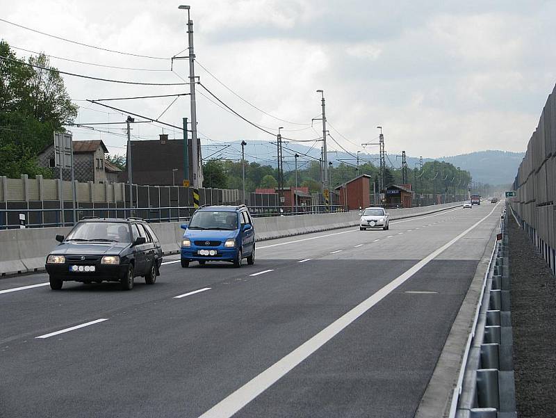 Po průtahu Hrádkem projela v pondělí 16. května první vozidla. Stalo se tak krátce po desáté hodině dopoledne. 