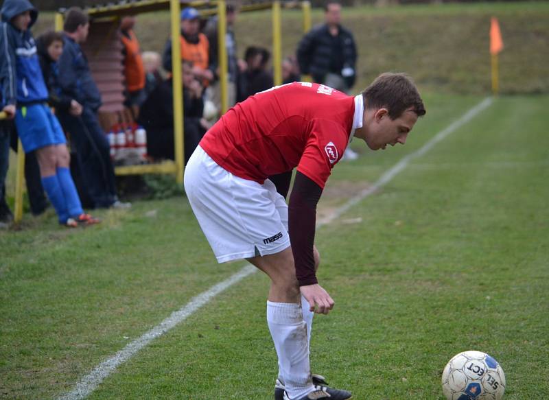 Fotbalisté Lučiny (červené dresy) v posledním podzimním zápase vyhráli na hřišti ČSAD Havířov 2:1. 