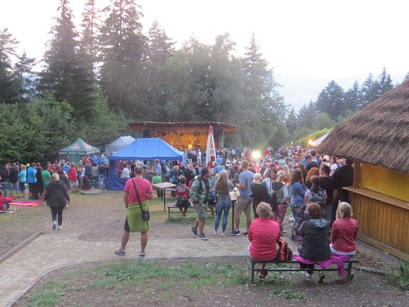 Beskydské hudební léto nabídlo v pátek 14. srpna další zajímavý koncert v areálu koupaliště Sluníčko v Ostravici. Fanouškům se ve výborné formě představila populární skupina MIG 21 v čele s Jiřím Macháčkem.