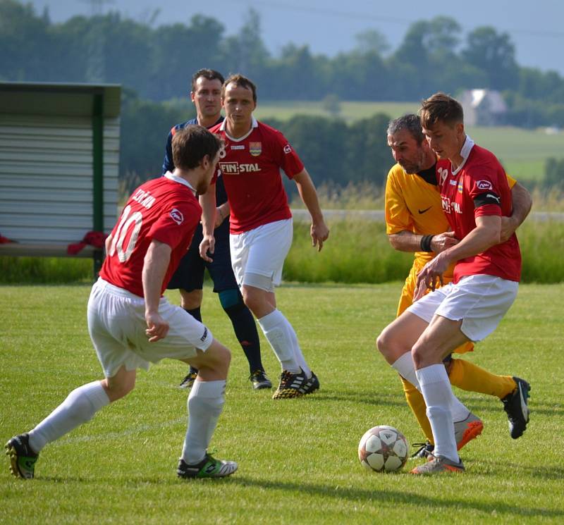 Duel mezi domácími Tošanovicemi (ve žlutém) a Lučinou skončil výhrou hostujícího celku v poměru 1:4.