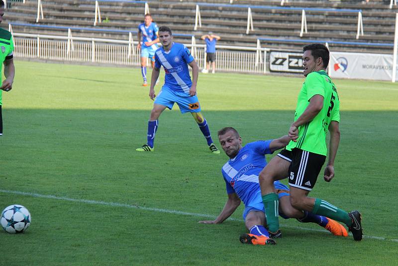 Třetiligoví fotbalisté Frýdku-Místku (v modrém) si díky zlepšenému výkonu po změně stran připsali do tabulky další tři body. Ve Stovkách zdolali nováčka MSFL z Vrchoviny 4:1.