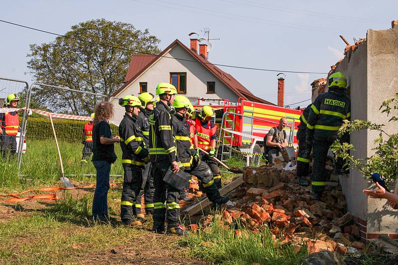 Taktické cvičení hasičů z USAR týmu, 23. května 2023, Nošovice. V sutinách domu cvičí záchranu zavalených osob i průzkum sutin.