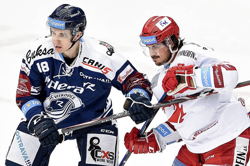 46. kolo hokejové extraligy mezi HC Oceláři Třinec - HC Vítkovice Ridera v Třinci dne 16. února 2020. Zleva Lukáš Kovář z Vítkovic a Matěj Stránský z Třince.