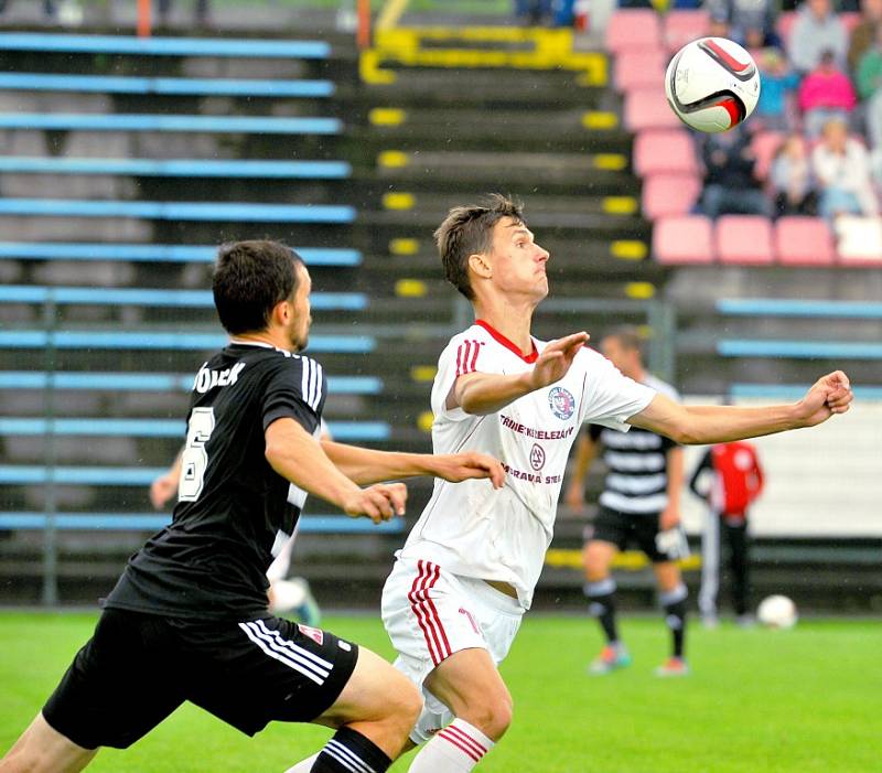 Druholigové fotbalisté Třince (v bílém) letošní vstup do FNL nezvládli, když na domácím trávníku prohráli s Českými Budějovicemi 0:2. 