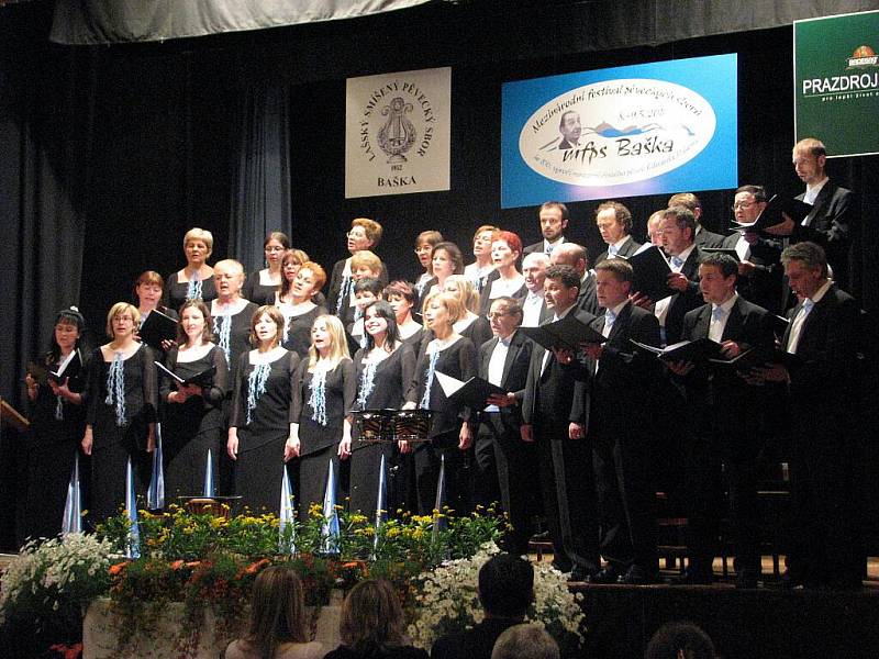 Mezinárodní festival pěveckých sborů, který se 8. a 9. května uskutečnil v Bašce a ve Frýdku-Místku, slavil velký úspěch.