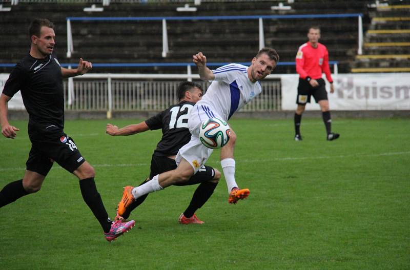 Druholigoví fotbalisté Frýdku-Místku poprvé v domácím prostředí nebodovali, když prohráli s Viktorií Žižkov 1:2. 