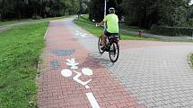 Červený pruh pro cyklisty, šedý pro pěší. To už na cyklostezce neplatí. Město kvůli zvýšení bezpečnosti změnilo režim na místních cyklostezkách. Chodci, cyklisté i třeba koloběžkáři či in-line bruslaři od nynějška mají každý svou polovinu podle směru tras