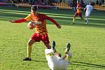 Fotbalisté divizního Frýdlantu nad Ostravicí (žluto-červené dresy) zvítězili v domácím prostředí nad karvinským B týmem 1:0.