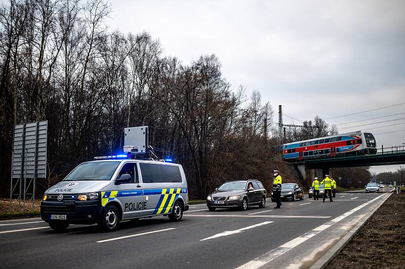 Policie 1.3.2021 začala kontrolovat, jestli lidé dodržují nová protiepidemická opatření omezující volný pohyb mezi okresy. Na fotografiích stanoviště například Nová Bělá směr Krmelín, Ostravice, Frýdek-Místek směr Havířov a Havířov. 1. března 2021.