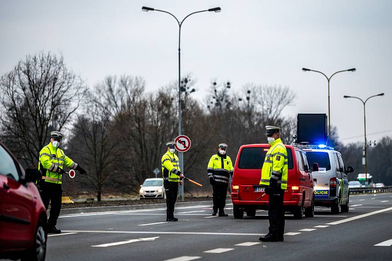 Policie 1.3.2021 začala kontrolovat, jestli lidé dodržují nová protiepidemická opatření omezující volný pohyb mezi okresy. Na fotografiích stanoviště například Nová Bělá směr Krmelín, Ostravice, Frýdek-Místek směr Havířov a Havířov. 1. března 2021.