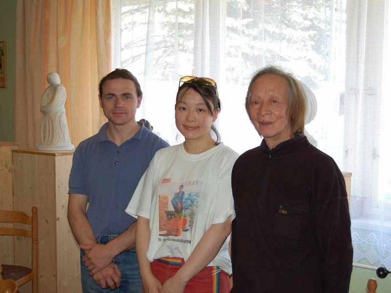 Sochař Emil Adamec, jeho žena a její otec sedmdesátiletý To Shui Ming. 