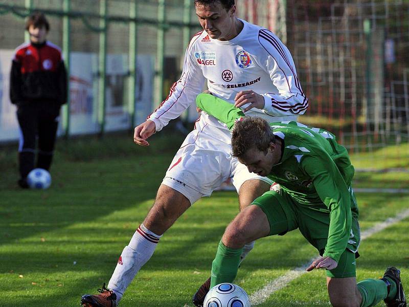 Martin Doležal v souboji o míč s hlučínským Čelůstkou.