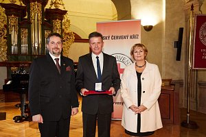 Petr Král (na snímku uprostřed) při loňském předání plakety Dar krve – dar života v Praze.